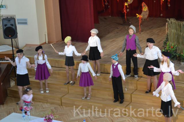 Uzstājas konkursa "Cālis - 2011" laikā